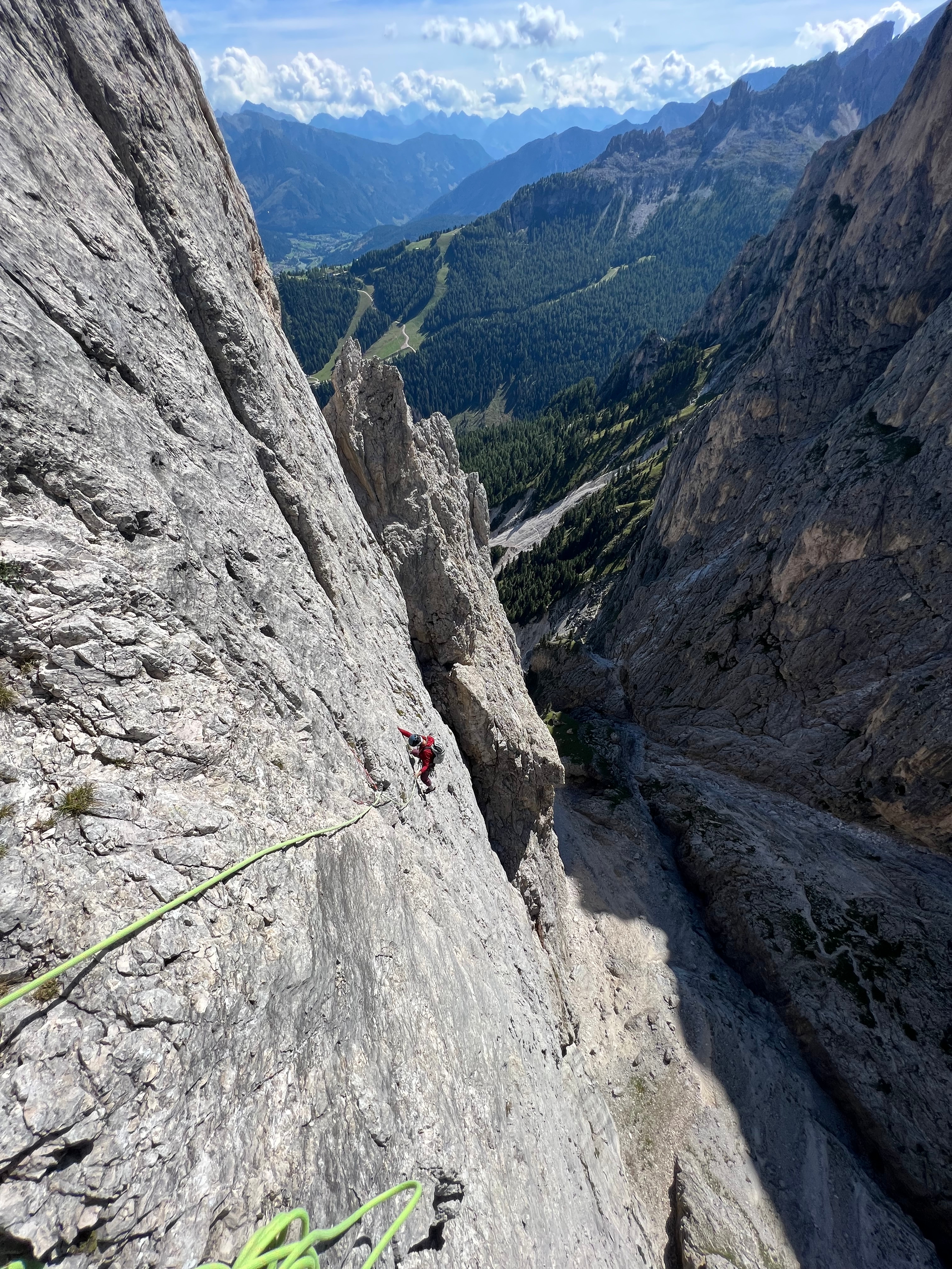Kletterkurs Dolomiten: Vorstieg an steiler Kalkwand mit Seil und Talblick