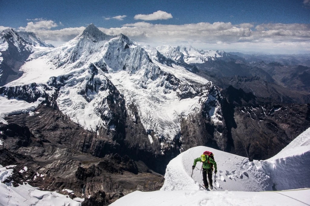 Bergsteiger auf schneebeladenem Grat — Hochtouren im Sommer mit Bergführer